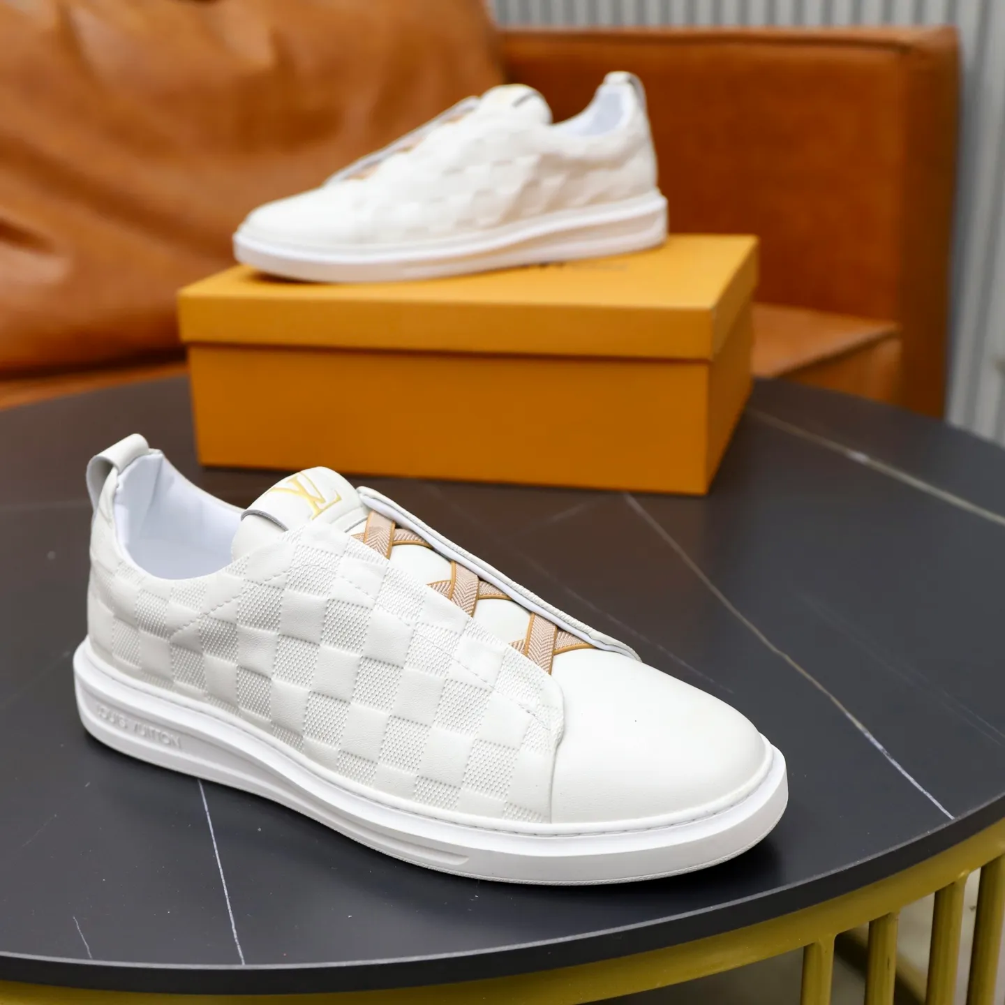 Ex-factory price: 442💰🙅‍♂️🙅‍♂️🙅‍♂️ Brand: LV Louis Vuitton Standard code: 38-44 (45 customized) Grade: Same as the official website Material: Original cowhide material stitching Comfortable and breathable sheepskin lining Lightweight and wear-resistant sports outsole Style category: Men's fashionable casual shoes Running sneakers Distinguished luxury brand elements Top luxury color: actual picture color